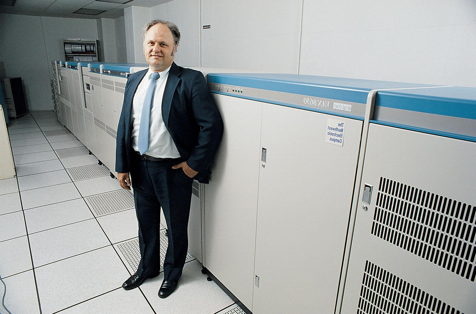 In 1984, Dr. Jon Rickman, 他当时是和记棋牌娱乐的计算机服务主任，在大学工作了35年后于2011年退休，担任信息系统副总裁, stands by the dual VAX in the B.D. Owens Library’s computing Center.