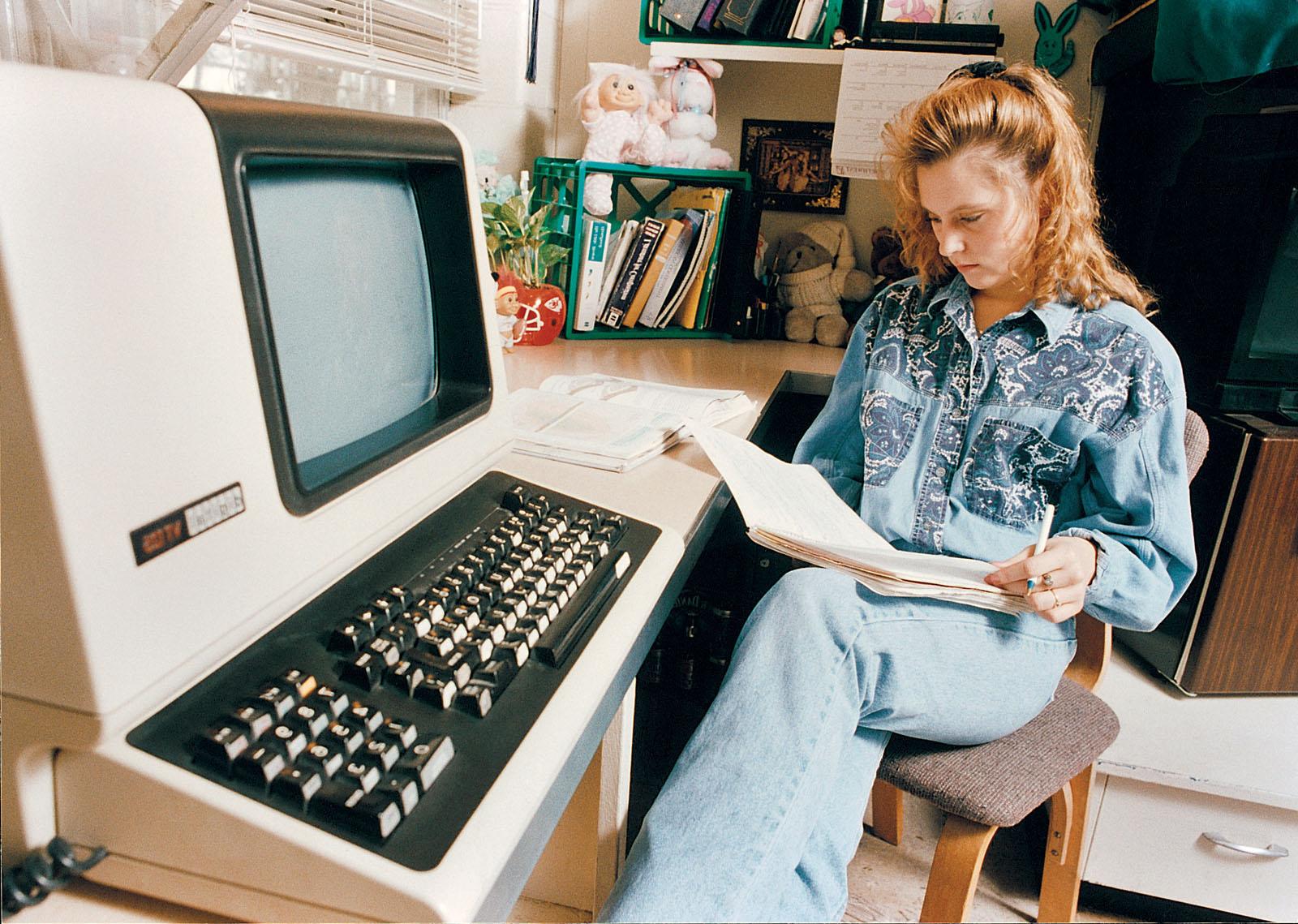 Beginning in 1987, 和记棋牌娱乐的每个宿舍楼房间都配备了一台计算机终端，该终端与一台公共服务器联网，可以访问在线图书馆目录, word processing and email.