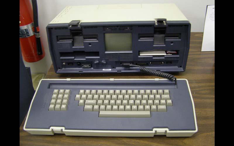奥斯本(1980年)|西北农业部门购买并使用了第一台便携式个人电脑. Few programs would run because the screen was limited to 40 character lines. (Courtesy of the Jean Jennings Bartik Computing Museum)
