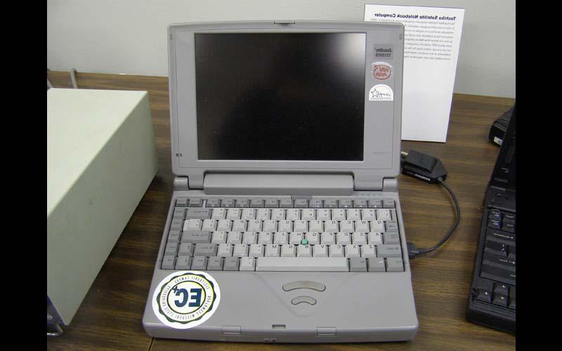 东芝笔记本电脑(1994):1994年，西北航空公司为其EC Plus试点项目购买了200台东芝笔记本电脑. 该计划旨在为学生提供一个强大的便携式教育工具. 但当时学生们对这个项目不感兴趣，他们把笔记本电脑描述为一个“球和链”." (Courtesy of the Jean Jennings Bartik Computing Museum)