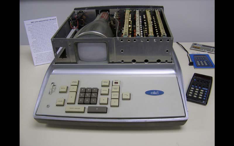 弗里登EC132计算器(1965):一个50磅重的计算器，用于和记棋牌娱乐的物理, chemistry and mathematics department, it was commonly available as a solid-state desktop electronic calculator. (Courtesy of the Jean Jennings Bartik Computing Museum)