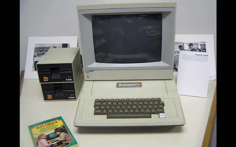Apple II(1978): 1978年，西北公司购买Apple II电脑用于教师教育. (Courtesy of the Jean Jennings Bartik Computing Museum)
