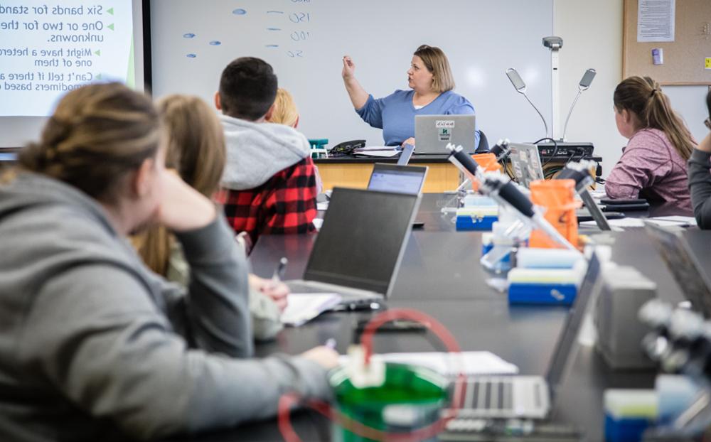 学生们在和记棋牌娱乐教授的生物实验课上使用他们的笔记本电脑. Gretchen Thornsberry in 2023.