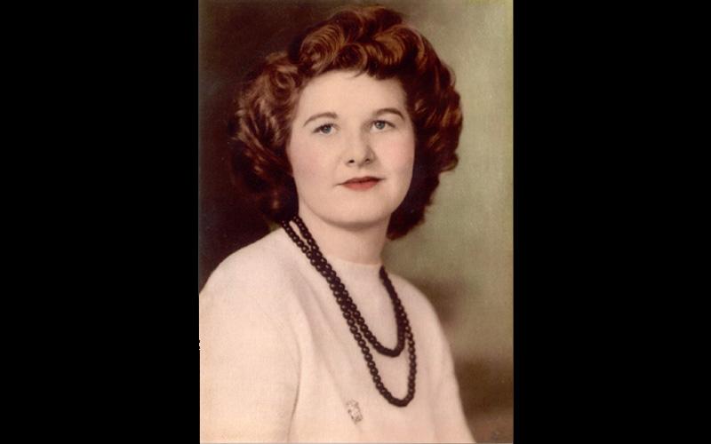吉恩·詹宁斯·巴蒂克|吉恩·詹宁斯出生于密苏里州金特里县.， 12月. 1924年，吉恩进入密苏里州西北师范学院，主修数学. 1945年毕业后, 吉恩被宾夕法尼亚大学聘用，在阿伯丁试验场为陆军条例工作. 她成为ENIAC计算机程序员中仅有的六名女性之一, 世界上第一台成功的电子计算机. (琼 JENNINGS Bartik计算机博物馆提供) 