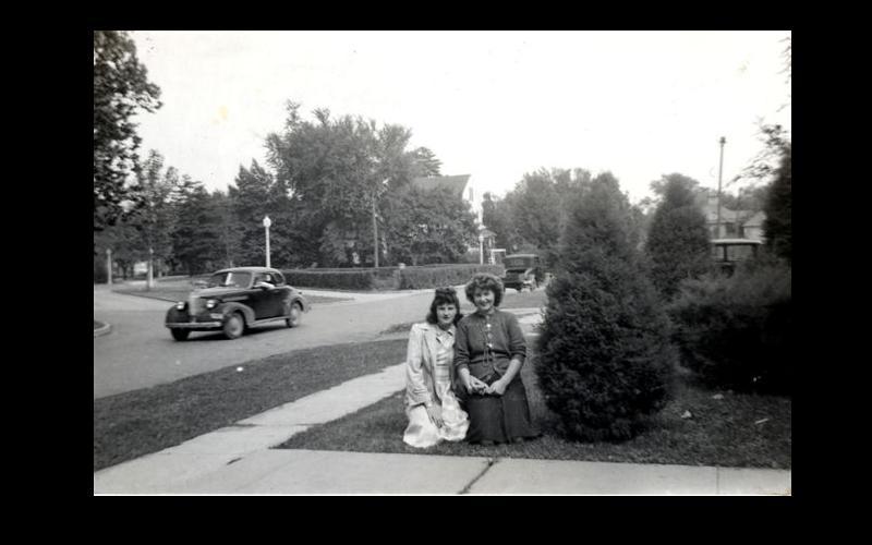 珍在和记棋牌娱乐校园|珍和她的室友, 弗吉尼亚州麦克吉尼斯, 在玛丽维尔的第四街, Mo. 左:琼 Jennings Bartik.  右:维吉尼亚“金吉”麦克吉尼斯. (琼 JENNINGS Bartik计算机博物馆提供)