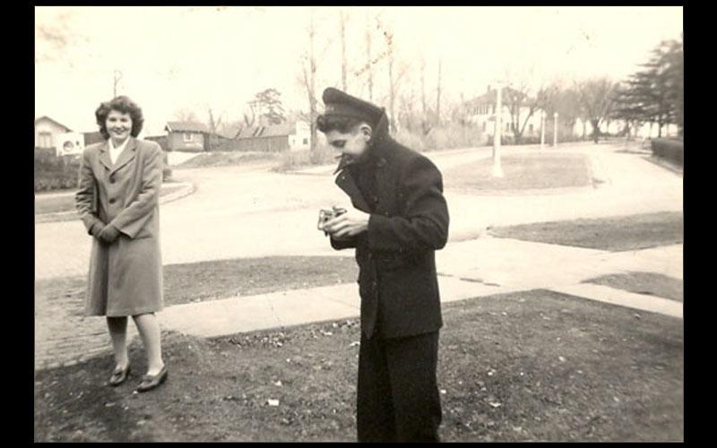 吉恩和西北的海军V-12计划|西北1945年的毕业生和计算机先驱, 琼 Jennings Bartik, 站在她位于玛丽维尔第四街的住所外，与海军V-12项目的一名男子聊天.(琼 JENNINGS Bartik计算机博物馆提供)