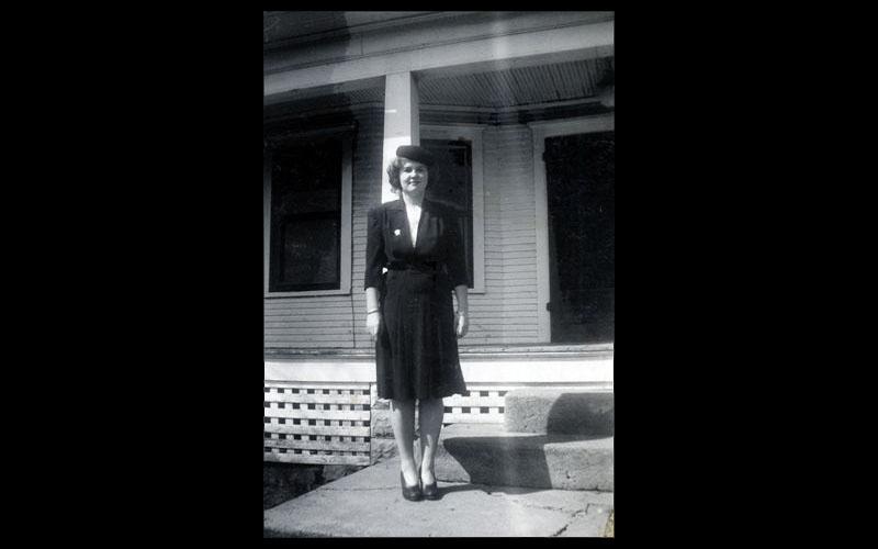 珍在金特里郡的家| 1946年珍在金特里郡的家前.  (琼 JENNINGS Bartik计算机博物馆提供)