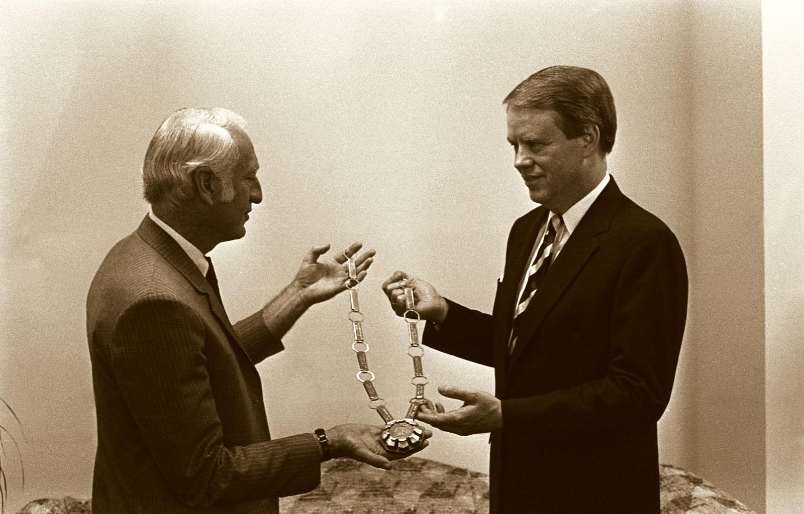 1984年，B.D. 欧文斯(右)介绍新总裁迪安. 哈伯德和总统连锁办公室, 它象征着和记棋牌娱乐校长办公室，在所有正式的学术典礼上都要穿.  