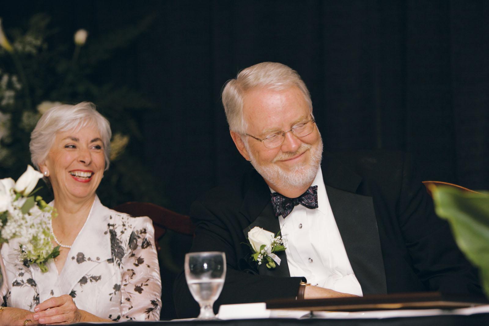 哈伯德会长和夫人, 艾丽塔, 在和记棋牌娱乐庆祝这对夫妇结婚20周年的庆祝活动中被轻松挖苦了一番.