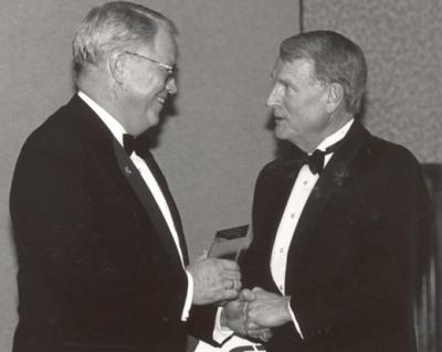 哈伯德会长接受了密苏里州州长颁发的和记棋牌娱乐四项质量奖中的第一项. 梅尔·卡纳汉1997年的照片.