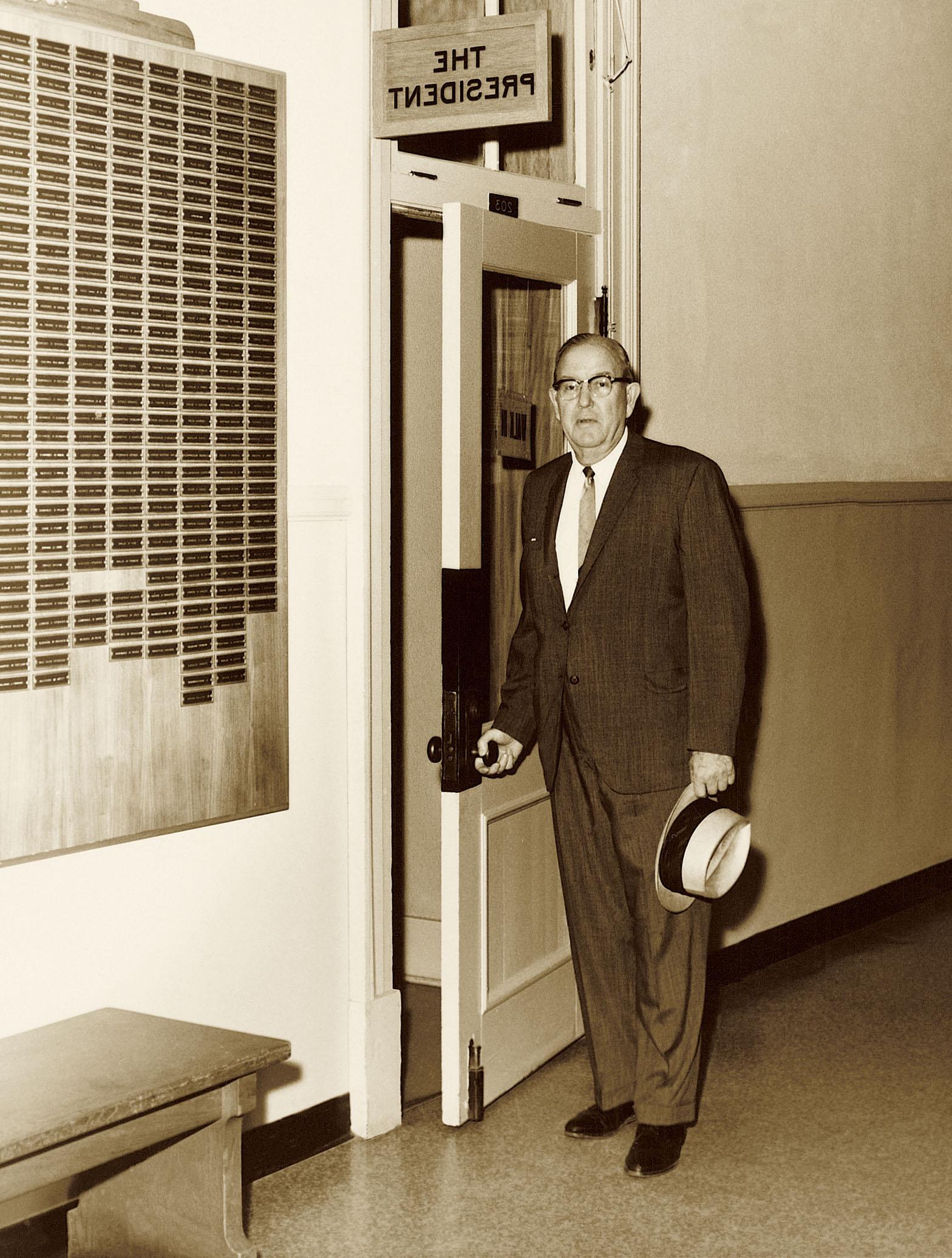 J.W. 琼斯站在总统办公室外面, 它当时位于行政大楼的二楼. 