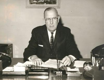 琼斯于1964年退休后，他在校园里保留了一间办公室，帮助和记棋牌娱乐的下一任校长. 罗伯特·P. 福斯特，适应总统职位和职责. 几年前，拉姆金总统对琼斯也给予了同样的礼遇.