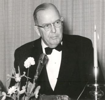 琼斯于1964年退休后，他在校园里保留了一间办公室，帮助和记棋牌娱乐的下一任校长. 罗伯特·P. 福斯特，适应总统职位和职责. 几年前，拉姆金总统对琼斯也给予了同样的礼遇.