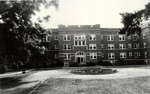 女子宿舍, 是在师范学院时期建造的吗, 住在校园里的女学生有家外之家吗.  在州立大学时期，女子宿舍将成为西北悲剧的发生地.