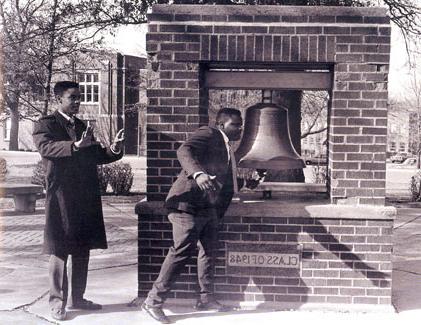 Students ring the Bell of '48 to celebrate the campus's first celebration of contributions and achievements made by black men and women to the university and the nation.  这一事件被称为“黑色周”.