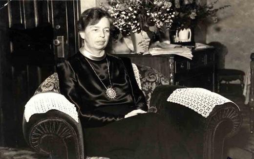 Eleanor Roosevelt gave a lecture at Northwest to students and faculty on Feb. 13, 1959.  她的主题是美国在二战后世界的领导作用.  超过1250人参加了这次活动.