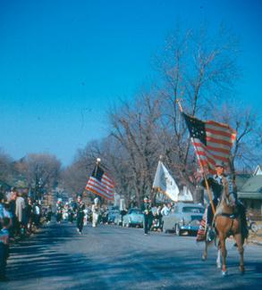 Crowds line a Maryville street during the 1952 西北同学会 Parade.  在一年一度的盛会上，西北乐队总是很受欢迎.