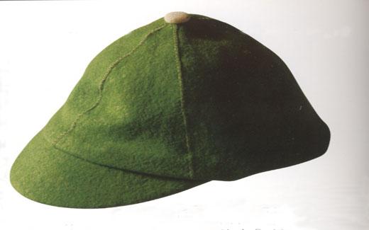 The green beanie was worn by freshman students during the 1950s to indicate their "new" status.  “罢工日”标志着人们不必再戴无边帽了.