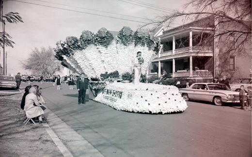 A detailed Native American float glides down a Maryville street during the 1962 西北同学会 Parade.