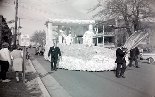 The 1962 西北同学会 Parade was one of many elaborate floats like this tribute to the Olympics.
