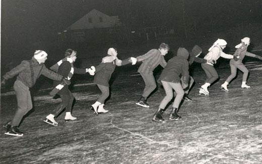 Skating was once allowed on Colden池塘 and many students took advantage of this wintry entertainment.  By the 1980s, skating was banned due to fears of students drowning or injuring themselves.
