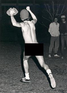 For four days in March 1974, the nationwide trend of streaking hit the Northwest campus.  一天晚上，大约有60名学生在哈德逊大厅前裸奔.