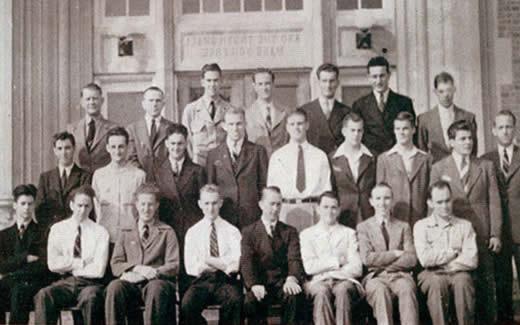 The "Flying Bearcats" or "Bearcat Squadron Boys" were part of a World War II Civilian Pilot Training program at Northwest.  该项目由一位名叫舒尔茨上尉的陆军军官领导, 他后来转到现役，并于1942年在欧洲阵亡.  几名来自西北航空公司的年轻人由于在西北航空公司接受的特殊训练而进入了美国空军.  第一个机场建在玛丽维尔的原因是由于西北航空公司的试点项目.
