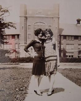 维奥莱特·波琳·史密斯·比夫尔(右)和玛丽·萨默斯在行政大楼前.  波琳是1929年获得和记棋牌娱乐教师证书的众多年轻女性之一.