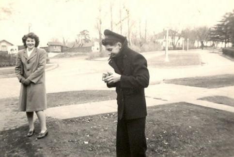 埃尔·拉姆金总统让海军的V-12和V-5训练项目在西北航空公司进行.  1945年和记棋牌娱乐毕业，计算机先驱, Jean Jennings Bartik, 站在她位于玛丽维尔第四街的住所外，与海军V-12项目的一名男子聊天.