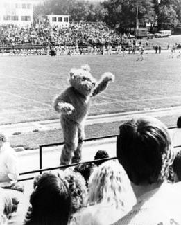 在1977年的一场足球比赛中，鲍比帮助培养学校精神, urging the crowd to cheer for the Bearcats.