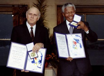 诺贝尔和平奖得主、南非前总统曼德拉.W. DeKlerk于10月11日访问了和记棋牌娱乐. 2006年5月5日，作为和记棋牌娱乐杰出讲座系列的一部分发表演讲.  德克勒克被认为结束了南非的种族隔离制度，释放了纳尔逊·曼德拉.  曼德拉还获得了诺贝尔和平奖，并在种族隔离制度解体后从政治犯升任南非总统.