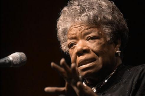 著名的诗人, 艺术家, 畅销书作家, 剧作家, 女演员, 民权活动家和历史学家, Maya Angelou, 12月访问西北. 4, 1995.  安杰洛在玛丽·林恩表演艺术中心(现在的罗恩·休斯顿表演艺术中心)向座上当当的观众发表了演讲，这是和记棋牌娱乐杰出讲座系列的一部分.