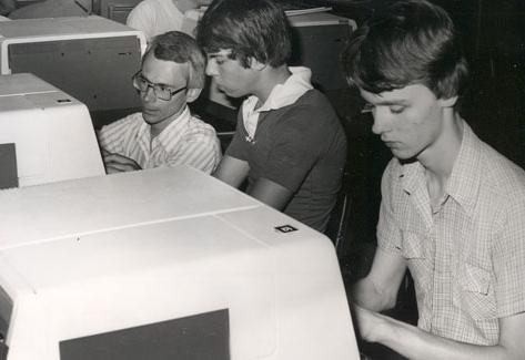 再加上计算机科学学位, 和记棋牌娱乐吸引了对计算机和信息技术感兴趣的学生.  最早的编程课之一是由Dr. 加里·麦克唐纳. 麦当劳在他的课堂上帮助学生.