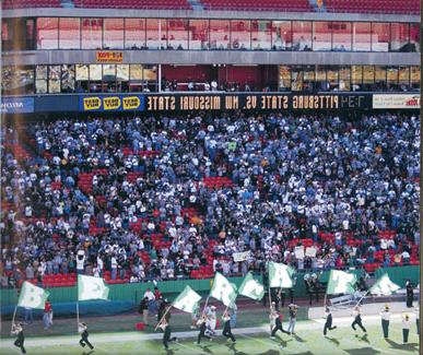 由于里肯布罗德体育场的翻新, 西北匹兹堡州立大学橄榄球赛于2004年移至堪萨斯城的箭头体育场.  这场比赛被称为冠军之战. 场地的改变非常受欢迎，和记棋牌娱乐继续在NFL体育场对阵皮特州立大学，这场比赛现在被称为箭头秋季经典赛.