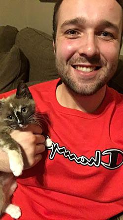 约书亚·史密斯抱着贝拉，这是他父亲从堪萨斯城州际公路上救出的一只小猫. 这只小猫的故事被<a href='http://hsozhb.sh-fyz.com'>和记娱乐ios</a>台报道后迅速走红. 史密斯在小猫的Instagram账户上分享了贝拉在熊猫运动衫上打盹的照片. (Submitted photos) 