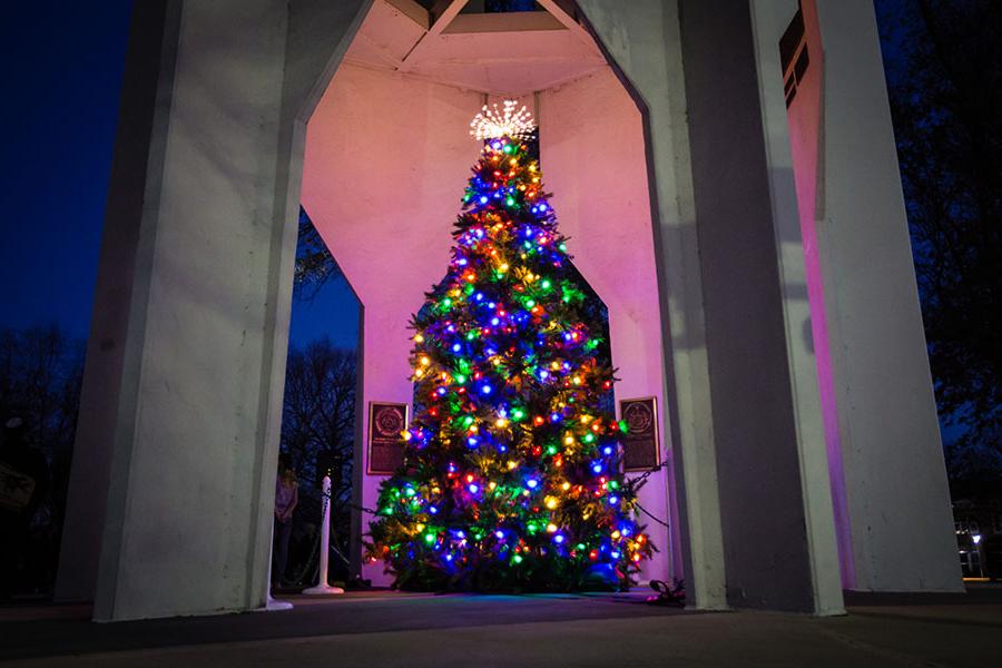 西北地区在每年的圣诞树点灯活动中庆祝节日、多样性和包容性