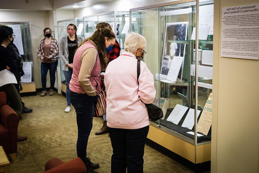 参观者在瓦尔克中心观看一个新展览，回顾诺达威县的一些艰难历史. (Photos by Brandon Bland/Northwest Missouri State University)