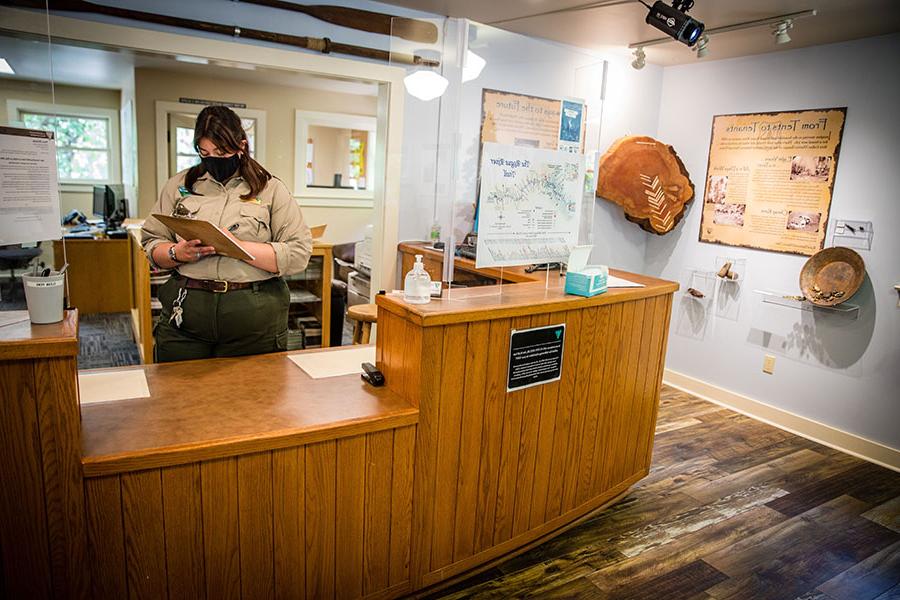玛西·朗作为一名游客使用公园护林员在罗格河上发放许可证并监督漂流
土地管理局和俄勒冈州梅林的兰德娱乐区. 