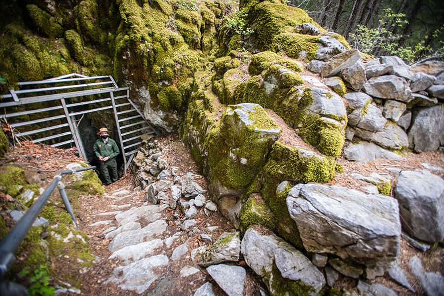 作为俄勒冈洞穴国家纪念碑和保护区的公园管理员, 布雷特·朗每天带领游客进入大理石洞穴，并以讲述其形成的故事而自豪.