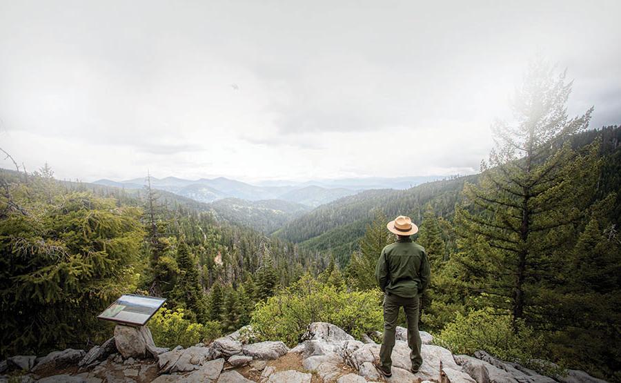 布雷特·朗站在俄勒冈洞穴国家公园欣赏西斯基尤山脉的景色
纪念碑及自然保护区.