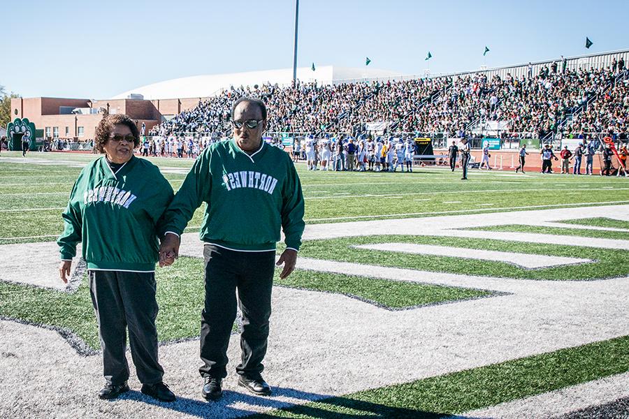 Joe and 朱迪 贝尔 were recognized during the Homecoming football game Saturday. Joe graduated from the University in 1963 as its first African American to complete a degree. 他和朱迪已经结婚60年了. (摄影:Todd Weddle/<a href='http://hsozhb.sh-fyz.com'>和记棋牌娱乐</a>)