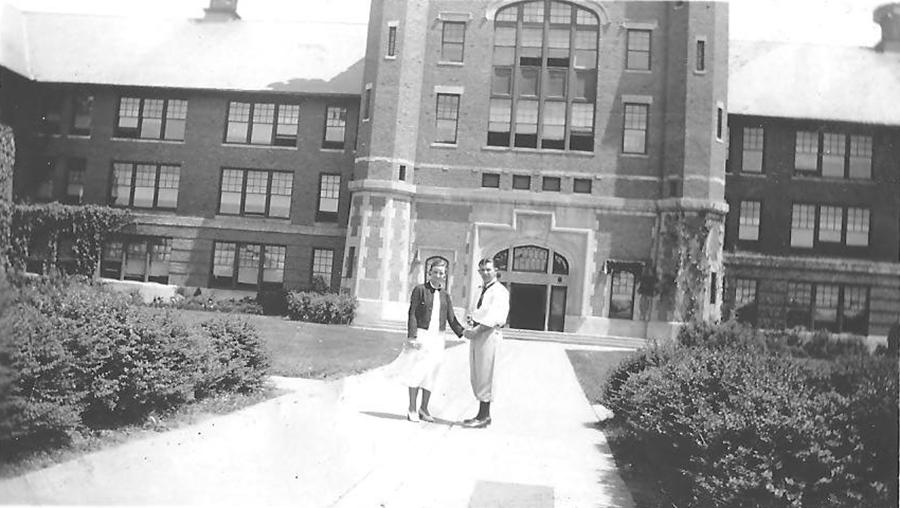 内尔·考登的父母, 艾米丽·琼斯和伯纳德·考登, 在西北行政大楼前的照片. 两人都在20世纪30年代初就读于<a href='http://hsozhb.sh-fyz.com'>和记棋牌娱乐</a>, 艾米丽于1933年毕业，获得了农业教育学位. (图片由Nell Cowden提供)