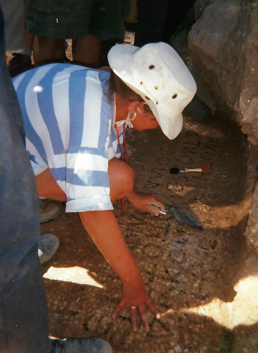 布瑞特 excavates a mosaic inscription in a 6th-century Byzantine church at Yattir, 以色列. (提交的图)