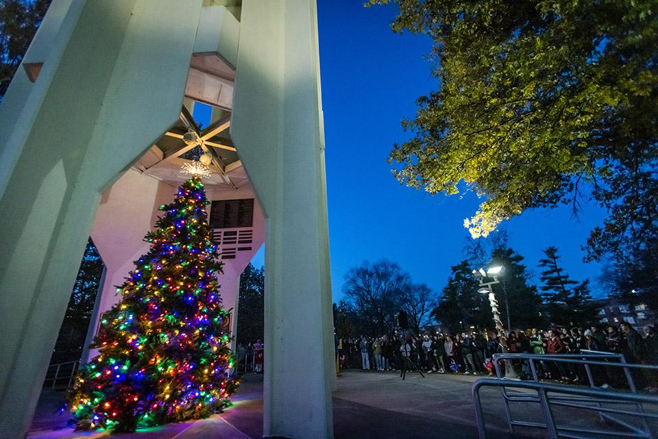 西北邀请社区参加节日圣诞树点灯仪式