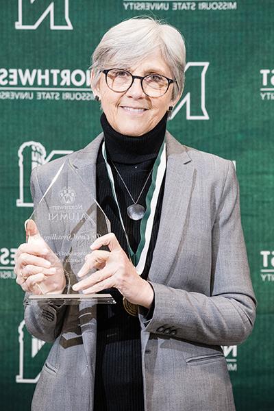 Dr. 卡罗尔Spradling served Northwest for 32 years as a 计算机科学 and information systems faculty member and was honored last spring with the Alumni Association's Distinguished Faculty Emeritus Award. (<a href='http://hsozhb.sh-fyz.com'>和记棋牌娱乐</a>照片)