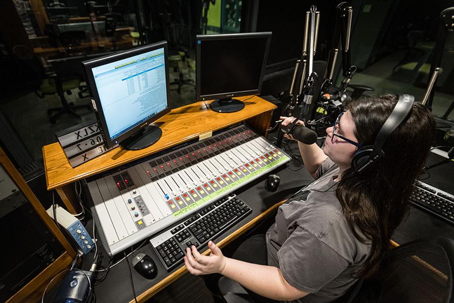 Northwest students gain profession-based experience in radio broadcasting by working with the student-managed KZLX as well as National Public Radio-affiliate KXCV. (图片来源:Lauren Adams/<a href='http://hsozhb.sh-fyz.com'>和记棋牌娱乐</a>)