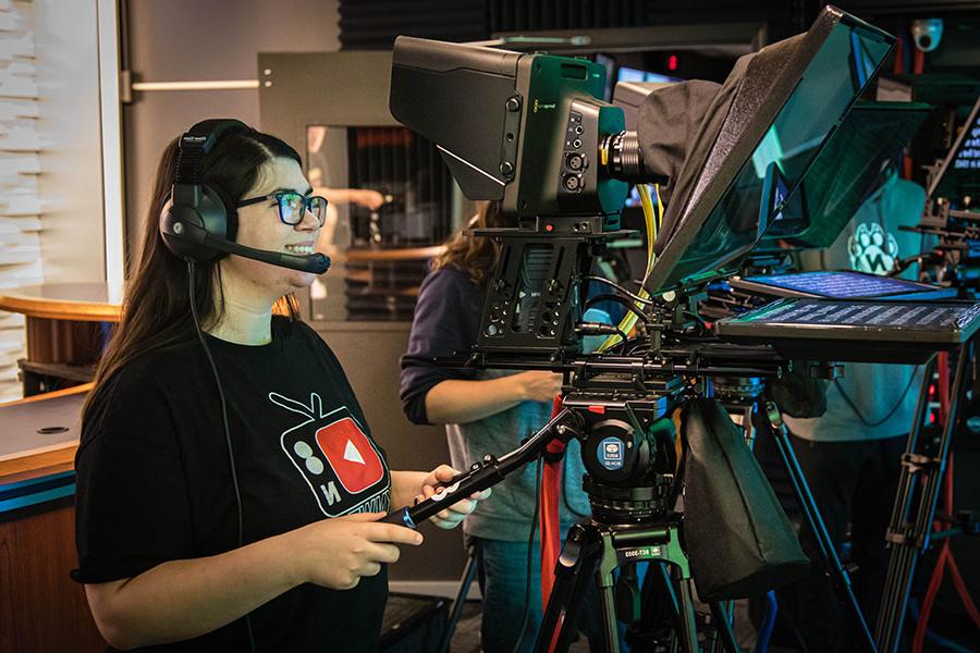 Northwest students have opportunities to practice television production through opportunities with KNWT. (图片来源:Chandu Ravi Krishna/<a href='http://hsozhb.sh-fyz.com'>和记棋牌娱乐</a>)